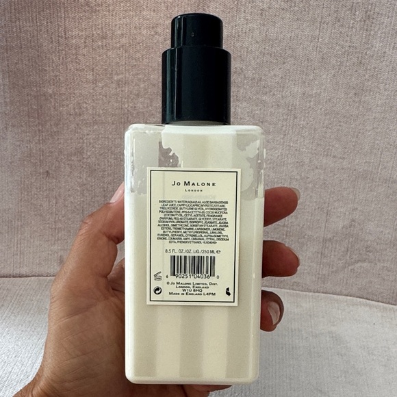 Jo Malone Grapefruit Lotion with Black Pump - Picture 2 of 3